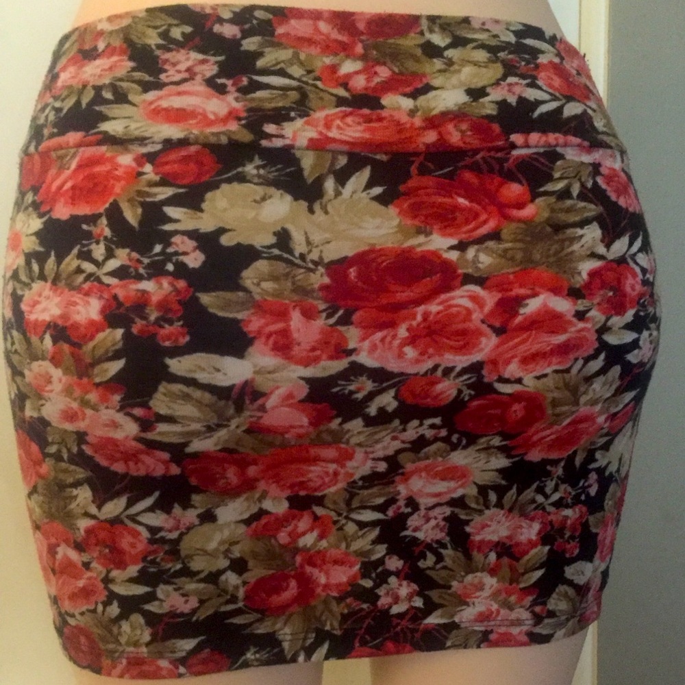 Fashion Magazine | Red Floral Mini Skirt